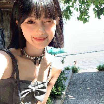 在角落，主教身边